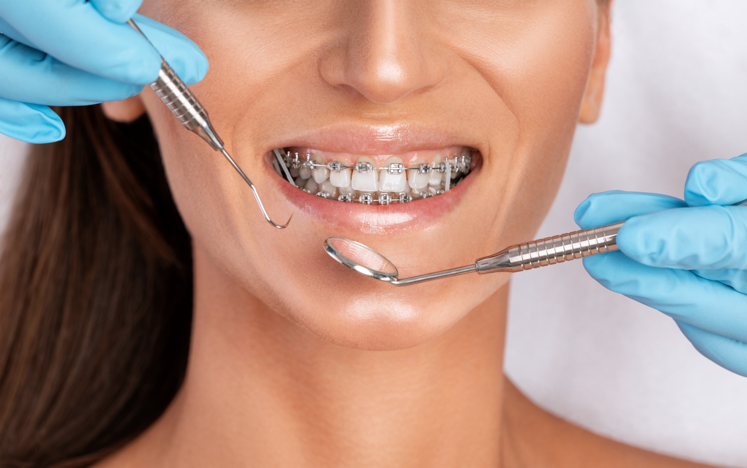 odontólogo revisando ortodoncia 